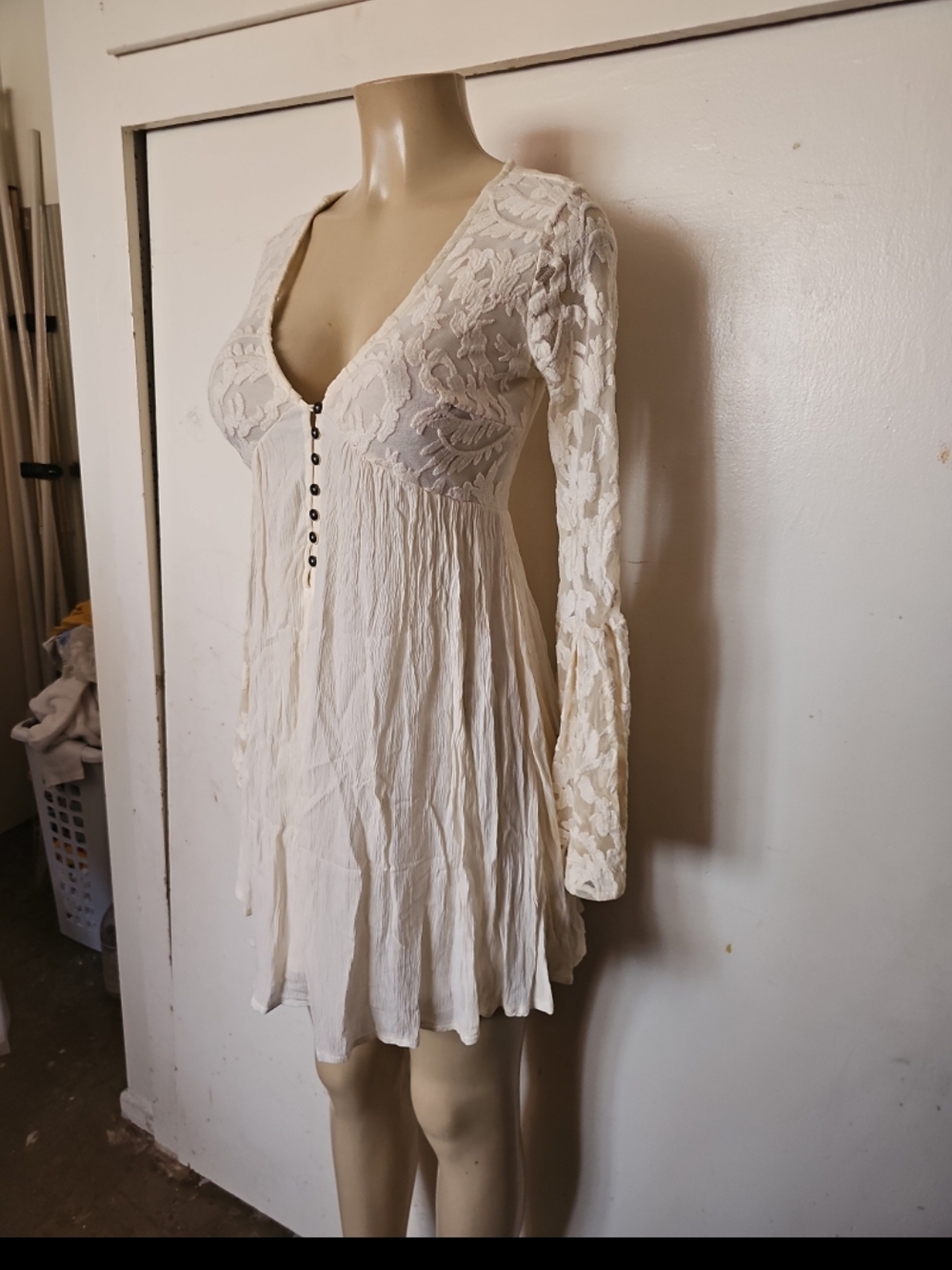 Xhilaration Cream Lace-Sleeve V-Neck Tunic Top - Picture 4 of 6
